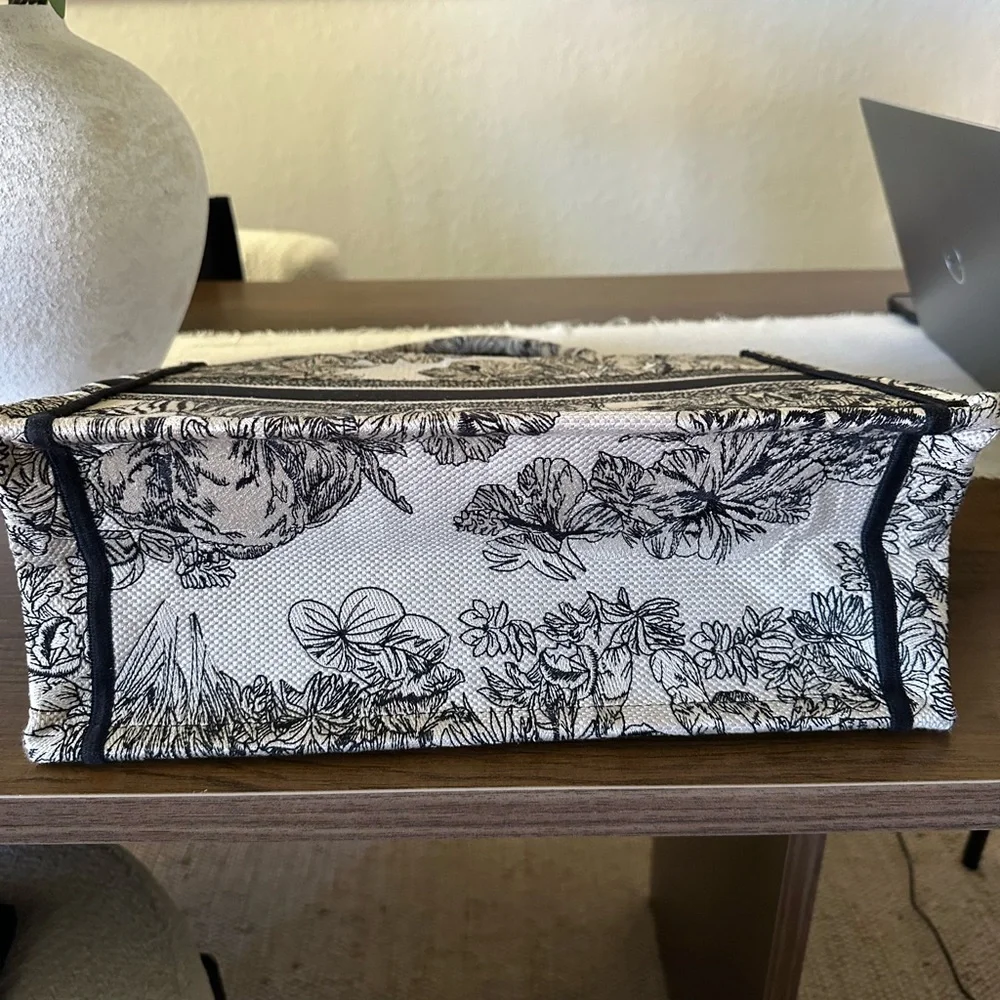 Designer Inspired Black and White Tote Bag - Picture 3 of 4